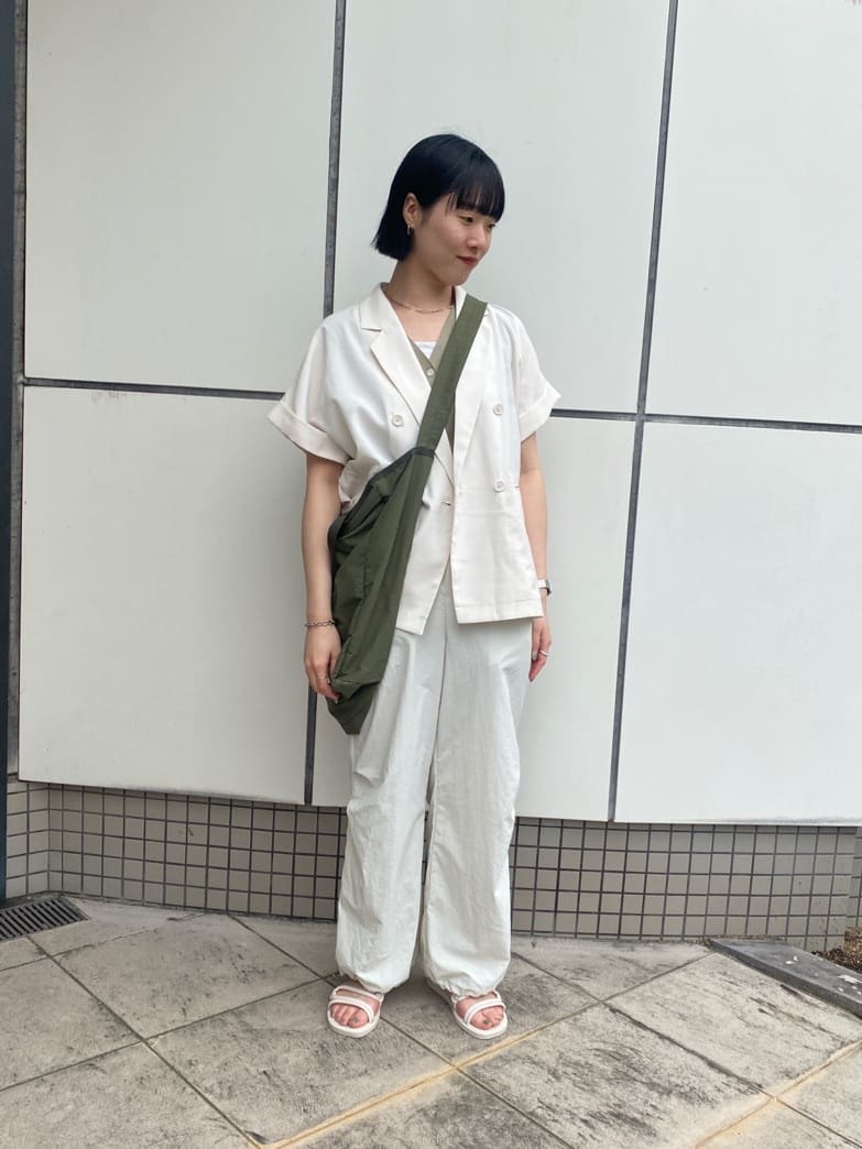 【コーディネートポイント】
ホワイトとオリーブでカラーをまとめました
カジュアルになりすぎないようにジャケットを羽織ってまとめました。
ベストとジャケットのレイヤードがポイントです！