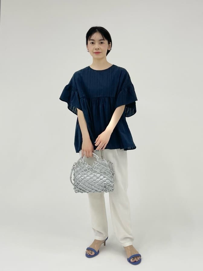 【コーディネートポイント】
shortサイズのアイテムを使ったスタイリングです。ゆったりしたシルエットのブラウスにはヒールのあるサンダルを合わせて、バランス良くなるように意識しました！