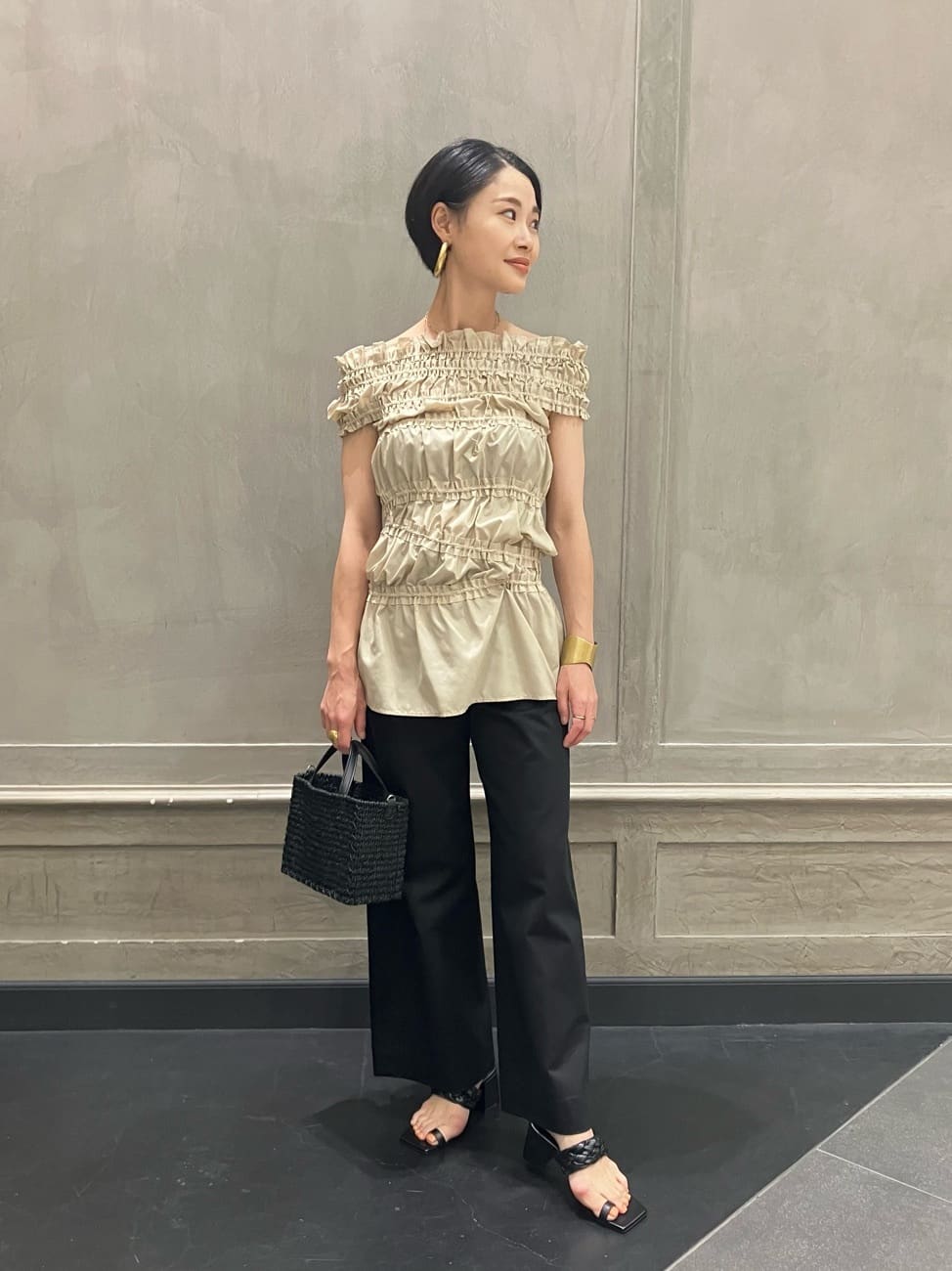 【コーディネートポイント】
存在感のあるブラウスを主役にベージュ×ブラックでシンプルにコーディネート。