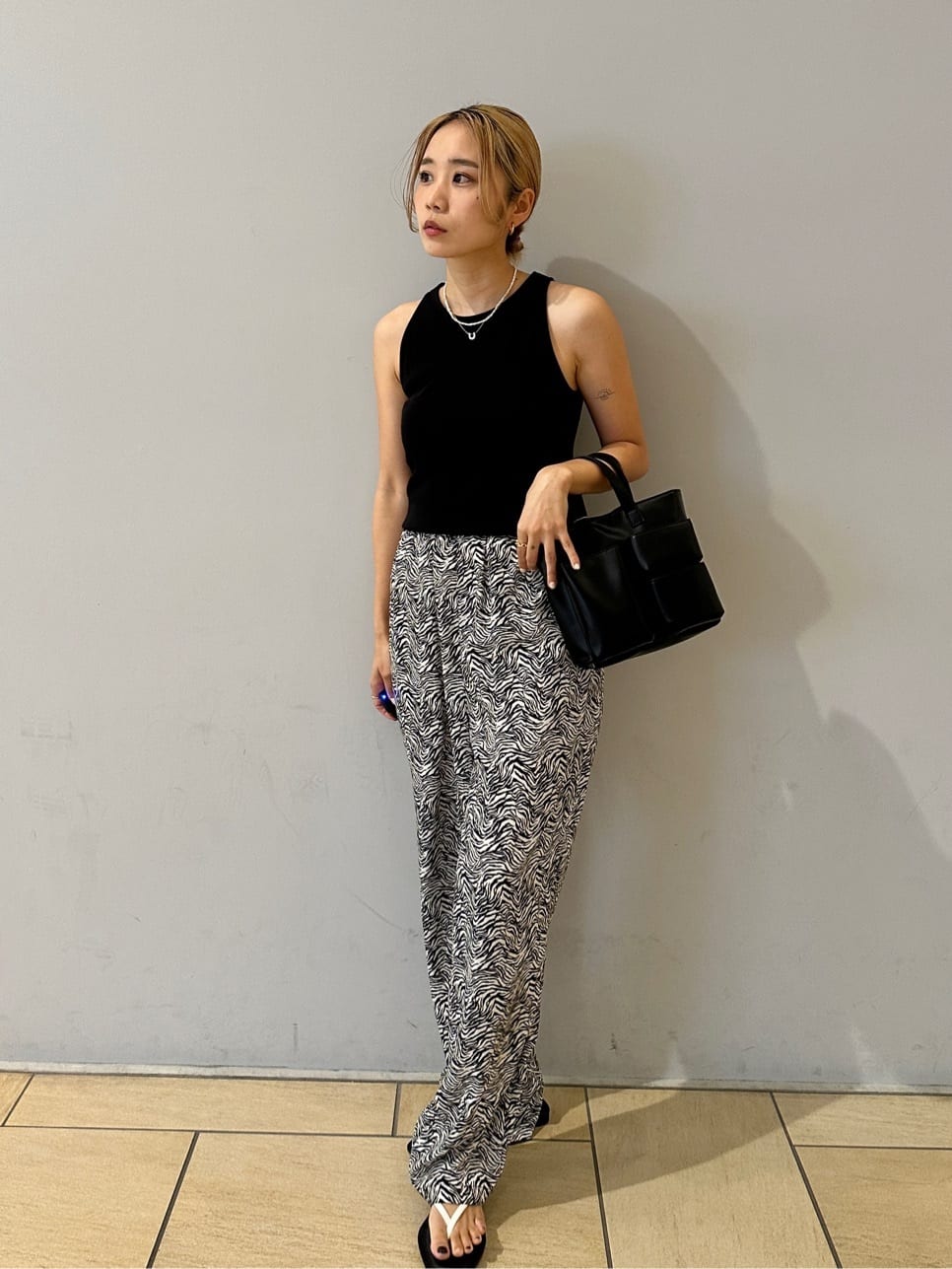 【コーディネートのポイント】
シンプルなタンクトップにゼブラ柄のパンツで合わせました。
バックやアクセサリーを使うとまた違った雰囲気でたのしんでいただけます！