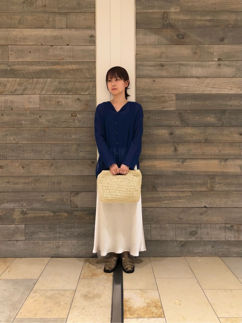 【スタイリグのポイント】
ブルーとホワイトの色の組み合わせで爽やかなコーディネートにしました。
バッグは紐がついておりますので、ショルダーとしてもお召しいただけます。