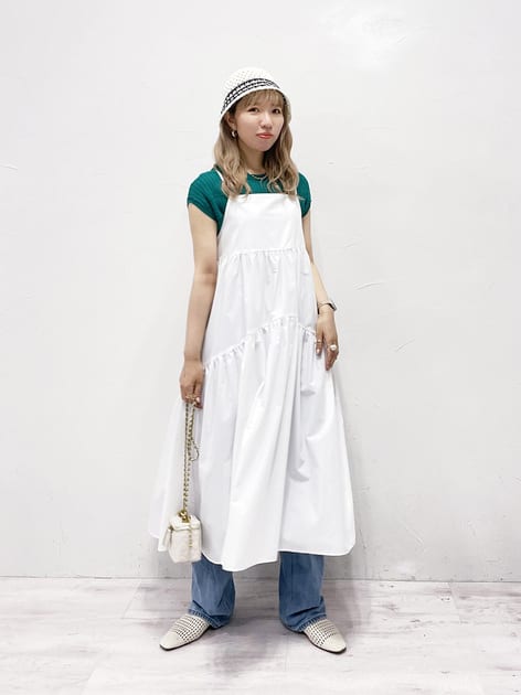 ●ワンピース
下の段のティアード切り替えがゆる〜くカーブしているところがさりげない技ありポイント♡
ホワイトはデニムパンツやカラーパンツ合わせが映えますよ👍

●ニット
ニットですがサラッとしたお素材とゆったりサイズのおかげで暑い日も過ごしやすそう◎
Tシャツ感覚でスカートにもパンツにも合います👏