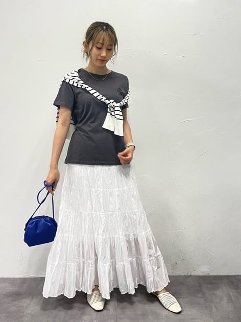 ワンポイントミッキーが可愛い！

［tops］
ワンポイントでミッキー！
前はシンプル、後ろはロゴ！
コンパクトサイズなのでキレイめさんにオススメのTシャツ。
チャコールにブラックロゴなので何気なくロゴが見えるのが可愛い！
ボーダーカーディガンを合わせるのもポイント！

［skirt］
ウエストゴムの楽ちんティアードスカート。
白は透け感あって夏らしい。
裏地が付いているので安心して履けますが、濃いめの下着は避けてください。
広がり過ぎないのでスッキリ履いていただけるティアードスカートです。
・ウエストゴム、裏地あり

ビッキー
ウォッシャブル
シワになりにくい