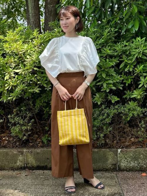 【着用サイズ】カットソー: 9号
【着用カラー】カットソー: オフホワイト 
顔まわりが華やぐフェミニンなカットソーが主役。オフィスカジュアルスタイリングです。袖のフリルはしっかりと二の腕をカバーできる嬉しいデザイン。お仕事あとのお出かけやお食事会でも活躍します。ボトムをワイドパンツにすることで甘さ控えな印象に。

玉川高島屋SC　MODEL:H153cm