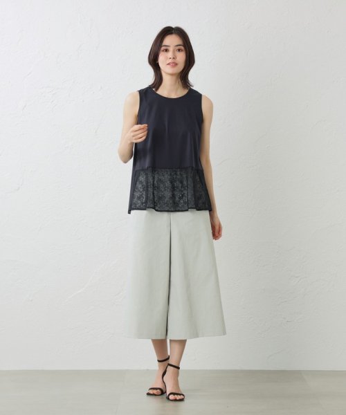 前裾部分にレースを施したインナートップスです。同素材のバンドカラーカットソー（V5P03121）もございます。
