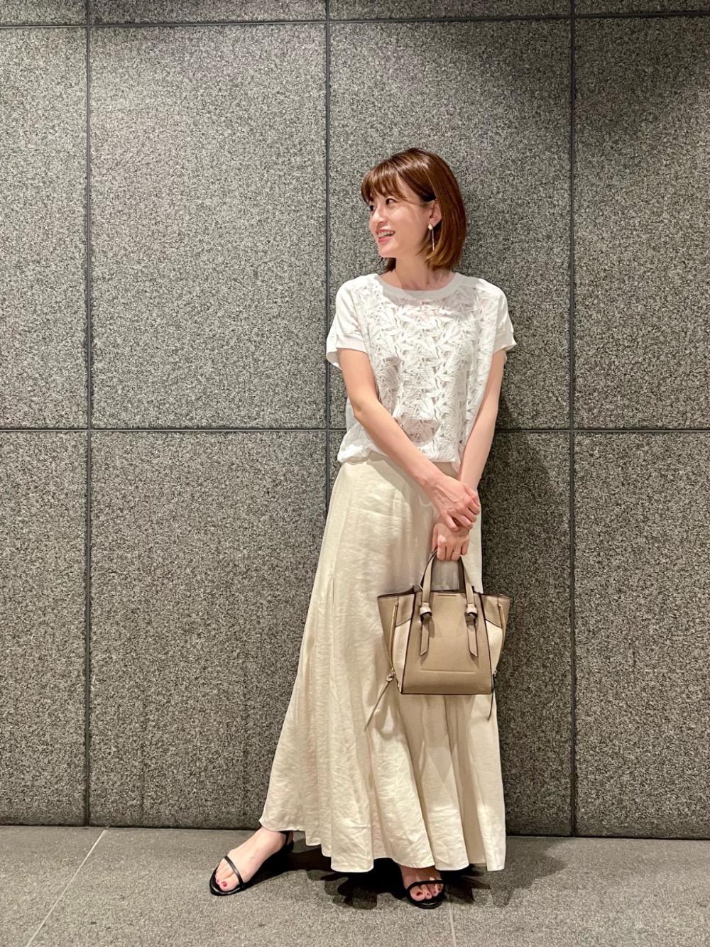 【レースハギフレンチスリーブニット】
サイズ感:コンパクトな丈感になっています。
素材感: 伸びやかな素材ですが、ニット部分は綿100%なので、通気性◎です。
着用感:薄手の生地で、さらっと着れます。主張控えめのレースが上品で、コーデが華やかになります。