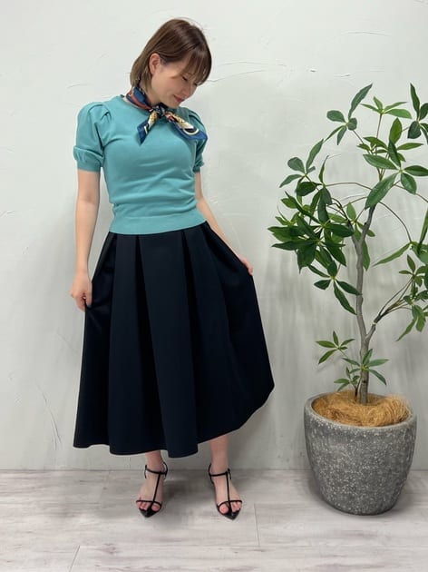 袖山にタック入りのぷくっとしたお袖のカラーニットと、しっかりタックの入った黒のフレアスカートのお出かけコーデです♪

ニットはカラーが豊富で、
今回はブルーの系のスカーフに合わせて、グリーンを選びました。
落ち着いたブルー系のグリーンで、合わせやすいお色になっています！

タックスカートは、
ウエスト部分からしっかりとタックが入っているため、
歩いたり、風が吹くとふわっと広がって、とってもエレガントです♡

ウエストは、後ろゴム仕様になっているので、着心地バツグンです！