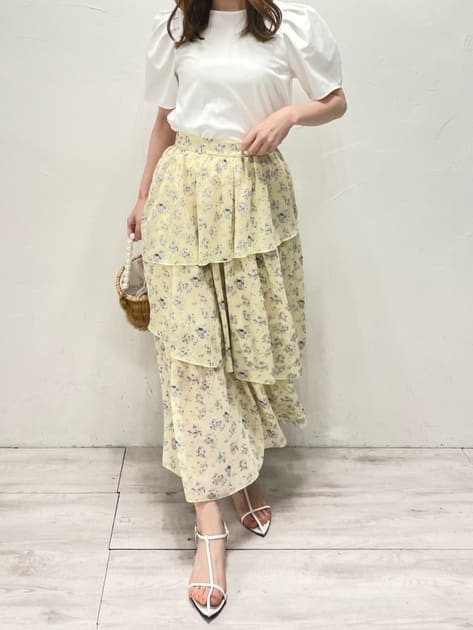 ［カットソー］
お袖のふんわりボリュームが可愛い💕
立体的なタックが特徴です✨
身ごろは綿100%なので、着心地抜群👌

［スカート］
イレギュラーヘムの揺れ感が綺麗なスカート💛
小花柄が女性らしい印象を演出します🌼
ウエストゴムでラクチンな着心地も魅力です✨
シンプルトップスとの相性◎