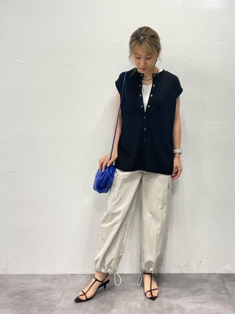 今季トレンドのカーゴパンツ

［tops］
前後2wayで着回し可能！
全部閉めたり、ボタンを開けてもOK！
フレンチスリーブで気になる二の腕もカバー。
インナーにリブタンクトップをチラ見せ。
お尻も隠れる安心の丈感。

［pants］
今季トレンドのカーゴパンツ
裾をお好みで絞って履けます！
シャカシャカっとした
水を弾きやすいお素材で雨の日でも安心！
夏のレジャーにも最適です！

・ウエストゴム、裏地なし