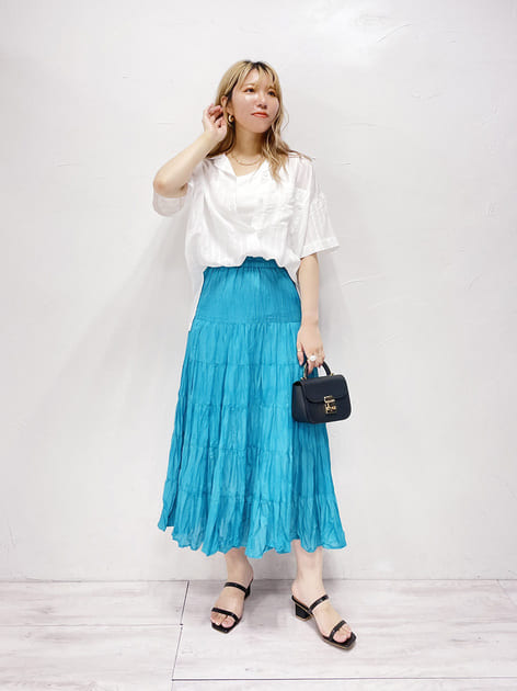 ●シャツ
さりげないストライプが着映えするシャツ◎
ゆったりサイズで袖も裾も長めなのでリラックスして着られます♪
シアーなのでトレンド感もばっちりです👍

●スカート
夏らしさたっぷりでとっても綺麗なターコイズブルー💙
ウエストから腰回りまでスッキリコンパクトなので細見えしそう◎
裾はヒラッと揺れるシルエットで女度高まります✨

●タンクトップ
1枚で着られるパッド付き👏
半分キャミ・半分タンクのようなデザインなので、キレイめとカジュアルをいいとこ取り出来ちゃいます✨
パーカーやシャツ、薄手ニットのインナーなど大活躍間違いなしです◎