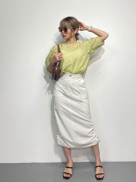 シアー素材とジャガードチェックがポイント！

［tops］
シアー感が女性らしいブラウスが登場！
よく見るとジャガードチェックでぽこぽこっとした素材がポイント！
お袖がぽわんとボリュームあるのもかわいい！
透けるのでインナーは必須です。

［skirt］
今季トレンドのカーゴスカート。
サイドのドロストでお好みで絞って履いていただけます。
ストレッチも効いていて履き心地抜群！
白は透けるのでペチコート必須です。