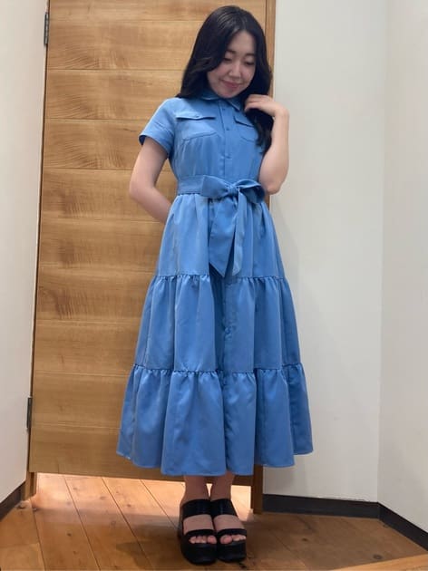 1枚でオシャレに、ラクさと可愛さを兼ね備えた万能ワンピース。
晴れた日に映えるブルーのお色がオススメです♡
リボンでウエストマークすれば脚長効果抜群…
カジュアルガーリーなスタイリングが楽しめます！