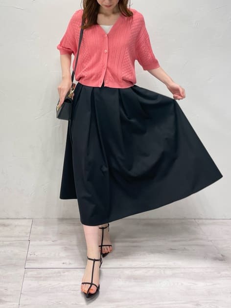 ［カーディガン］
Vネックですっきり見えの透かし柄ニットカーディガンです🎀
５分袖で夏にぴったり🌞
鮮やかなピンクがかわいいですね！

［スカート］
ウエストタック＋Aラインで大人可愛い◎
美しいシルエットが魅力的です✨
Aラインのフレアスカートは女性らしさを引き立たせてくれます🍒
ウエストゴムで楽ちんな着心地もポイント♡