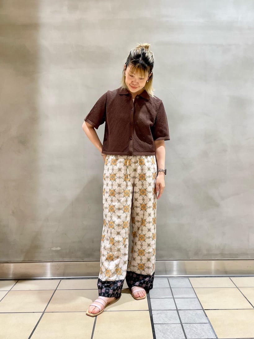 ブラウン系のグラデーションで合わせました。
柄がポイントのパンツも、色味を合わせた落ち着いた色のトップスにすることでなじみます。
足元のサンダルもパンツの柄と合わせて、ピンクにしました。