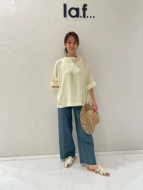 上品な発色のブラウスは、とにかくサラサラで肌あたりが良く夏場に涼しくお召し頂けます✨
たっぷりシルエットなのでボディラインが出ないのもオススメポイントです☺️

パンツは履いてビックリ！
しっかりハリ感があるのにかなりのストレッチで楽〜に履けちゃいます✌️色もオシャレです💚