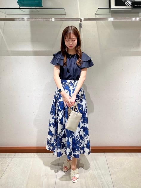 ビアッジョブルーらしい華やかコーデ💙

ブラウスは、ラッフルスリーブで華やかさがありながらも、二の腕を華奢に見せてくれます✨
スカート、パンツ どちらにも合わせやすく、着回しやすいブラウスです🦋

フラワープリントのスカートは、シンプルなトップスと合わせるだけで、スタイリングが一気に華やかに！💐