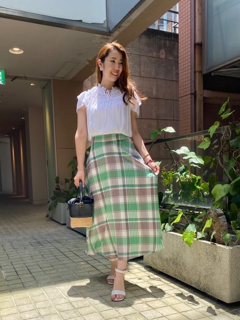 トップスは首回りがゴムになっているので着脱がとっても楽なんです♡
そちらに合わせたスカートは裏地が付いているにもかかわらず、
なめらかプラス優しいタッチなので着心地抜群です‼︎
チェックが大胆にデザインされいるので可愛くなりすぎずお召し頂けますよ♡