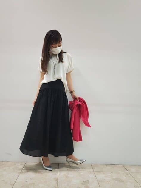 お出掛けにもご旅行にもおすすめな
表地綿100％裏地ポリエステル100％のスカートを
使ったコーディネートです^^

ブラウスはシワになりにくく、すっきりとしたシルエットなのでジャケットやカーディガンのインナーとしても、Tシャツ代わりにも着やすいです！
お仕事着〜普段使いまで幅広く着まわしの効くブラウスです！♡
お家で洗えるイージーケアなので、今の季節にピッタリ❤

スカートは素材感がポコポコとしており
肌への接触面が少ないため、涼しくご着用いただけます！♡
着映えするスカートなので、トップスはシンプルでもおしゃれ見えし、スニーカーでカジュアルに、パンプスやサンダルで合わせるのもおすすめです。
お家で洗えます！✨

日よけ・冷房対策に程よい透け感のある
シアーカラーシャツを合わせました◎