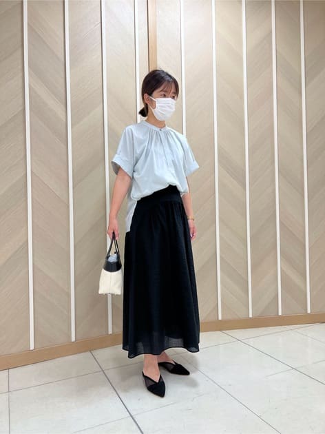 🎐夏涼しげコーディネート🎐

シワになりにくいカットソートップスでスカートの時には前をインして頂くとオススメです✨
袖も長めで二の腕が隠れて安心です♪
スカートはサッカー生地なので涼しく猛暑日に最適です✌️
黒は秋の残暑の続く時期まで使えるので一枚あると便利です💓