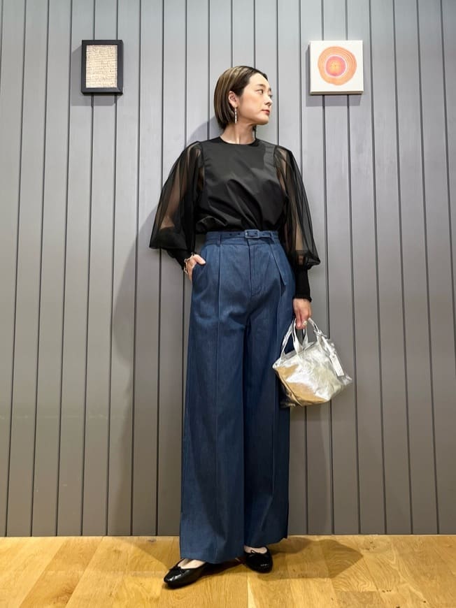 キレイめな印象のチュールブラウスとデニムパンツを合わせました。フェミニンなブラウスも、マニッシュなデニムパンツと合わせると甘くなり過ぎません。