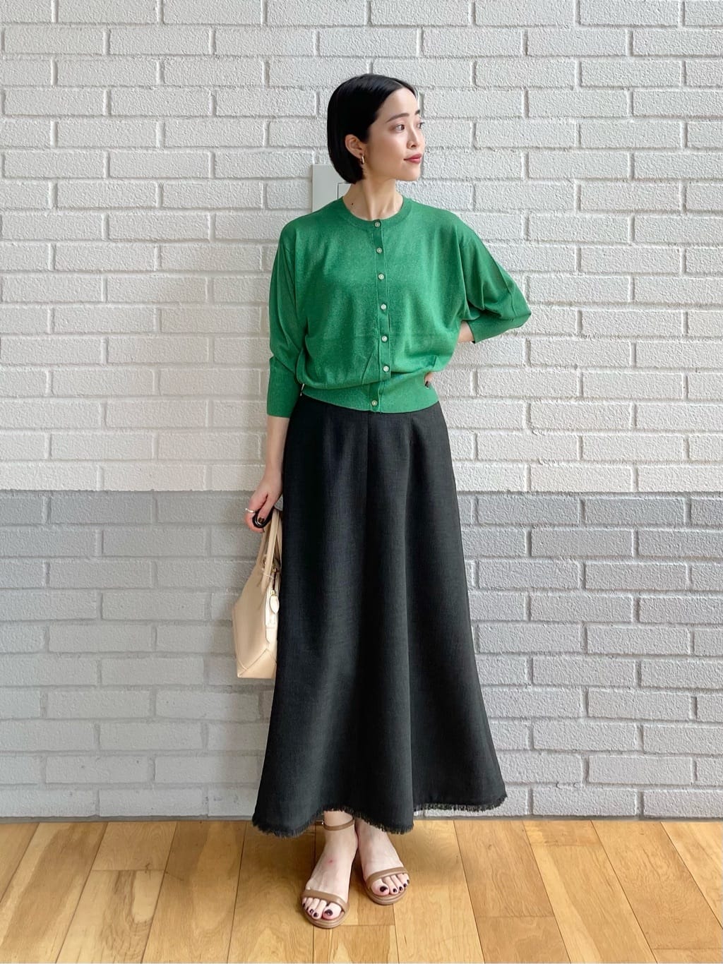 夏時期からさらりと羽織れるラメカーディガンを上品にツイードライクなスカートとコーディネートしました。
カーディガンは薄手で夏時期の冷房対策などにも◎