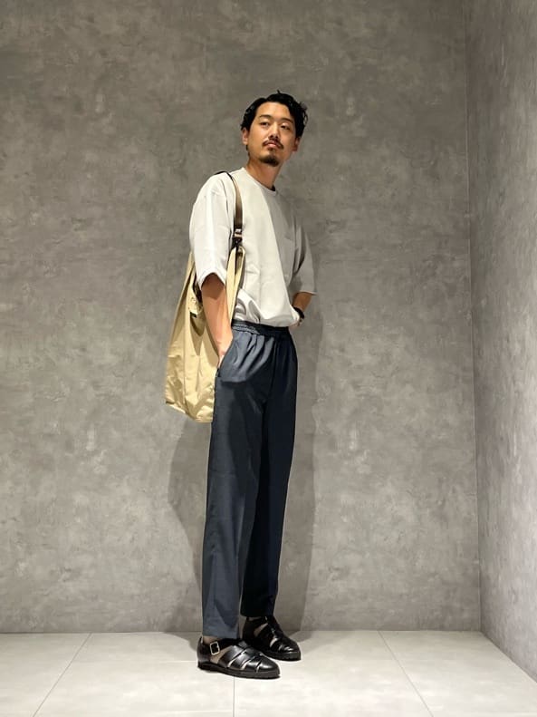 一見難しそうに見えるダークグリーンですが、暗めのトーンなのでネイビーの様に使え合わせやすいです！