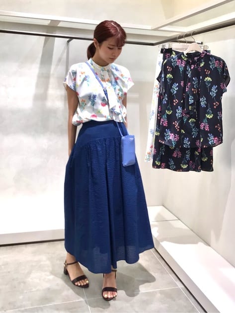 暑い夏の日にぴったりなスカートです🫠🧊
サッカー生地×綿素材で、着てみると軽くてサラッとした肌触りが良いポイント☺️♬
ブラウスも、光沢感がありインナーが透けません💕
シワにもなりにくいので、お洗濯もしやすいですね🫧