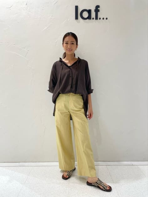 シャーリング襟の抜け感が新しいブラウス🤎
シアーな素材で涼しく着られます♪

伸び伸びストレッチのカラーワイドパンツで一足先に秋カラーでスタイリング😊