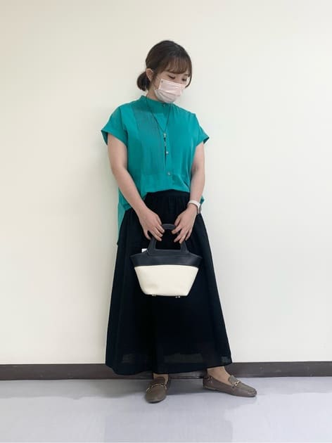 とっても暑い日にもオススメのアイテムです👒☀️

トップス▶︎▷ ピンタックデザインがポイントの一枚でオシャレにキマるブラウス🌟
程よいハリ感で体のシルエットも拾いにくく、サラッとした着心地です☺️
少し長めの丈なので、パンツと合わせる時はそのまま出して着ても綺麗です！

スカート▶︎▷ サッカー素材の生地で着てないかのような軽さで
とっても涼しいですよ☺️💕
