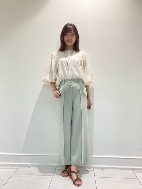 トップス▼
ボリューム感のある袖は、たくし上げてよりふんわりさせても可愛いです💓
生地には光沢感もあり、綺麗めな印象でも着ていただけます✨
フロントがシンプルなので、ネックレスとの相性が良いです◎

パンツ▼
生地がとっても柔らかい素材なので履き心地抜群🌸 シワにもなりにくくお家で洗えるところもポイントです💓
ワイドの形なので、肌にも張り付かず今の季節にもってこいの1枚です☀️

色も爽やかなグリーンで涼しげなコーデにしました🌿‬
