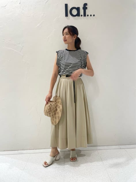お袖のディテールがポイントのカットソーは、ノースリーブより抵抗無く着られますよ♪
シンプルなのに珍しいデザインが可愛いです😍

撥水フレアスカートは程よい丈感で、付属ベルトによりウエスト位置を高く見せてくれます✨