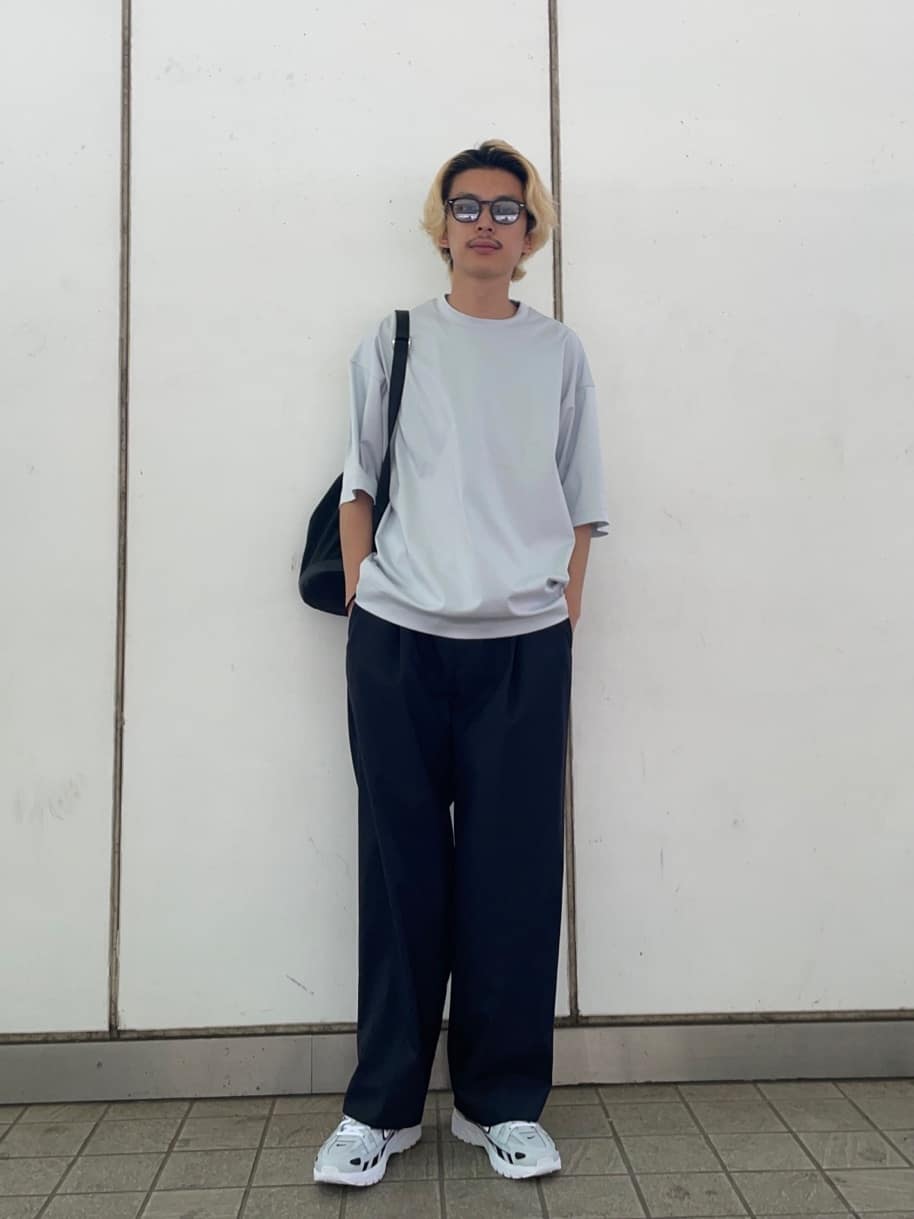 全体的に色味を抑えてまとまりよくしました。
色味を抑えるとゆったりしたシルエットでまとめてもラフになりすぎないのでオススメです。
ドライタッチで使いやすいアクティブナイロンのバッグもオススメです、キャップもあるのでチェックしてみてください！