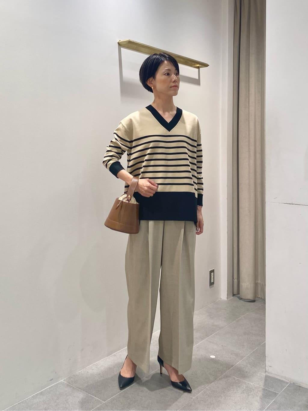 ベージュ×ブラックの落ち着いた配色でコーディネートしました。ニットは2WAYでお召しいただけます。