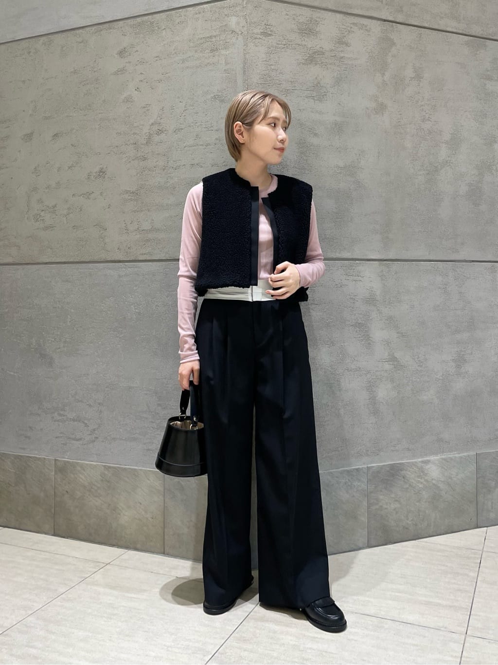 ボアのベストが重たくなりすぎないように、透け感のあるカットソーを合わせました。