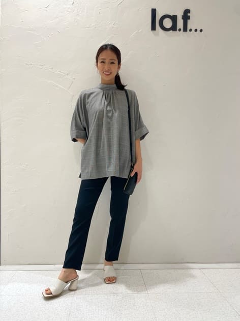 前後で着られる優秀ブラウス❣️
どちらも違った印象に✨
細かなチェックなので抵抗なくお召し頂けます♪

スッキリパンツと合わせてゆったりと😊