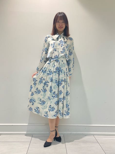 ブーケプリントセットアップ▼
華やかな柄が特徴的なブラウスとスカートのセットアップです💐🤍
生地は光沢感があり、とても上品✨️
リボンは取り外し可能なので、外していただくと少し落ち着いた雰囲気になります☺️

ブラウスはスッキリしているので、ジャケットなどのインナーとしてもお使い頂けます◎
セットアップでワンピース風に着るも良し、別々に着るも良しの着回し抜群アイテムです🥰