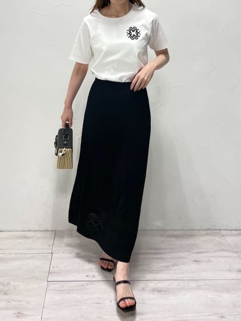 ［Tシャツ］
胸元のエンブレムがワンポイントで可愛い✨
さらりとしたコットン100%の生地で、着心地抜群です💕

［スカート］
透かし柄がかわいいニットスカートです◎
裾に向かって程よくフレアになるシルエットが上品な印象に🎀
手洗い可能なイージーケア🫧
さらに、ウエストは総ゴムでラクチンです🙆‍♀️