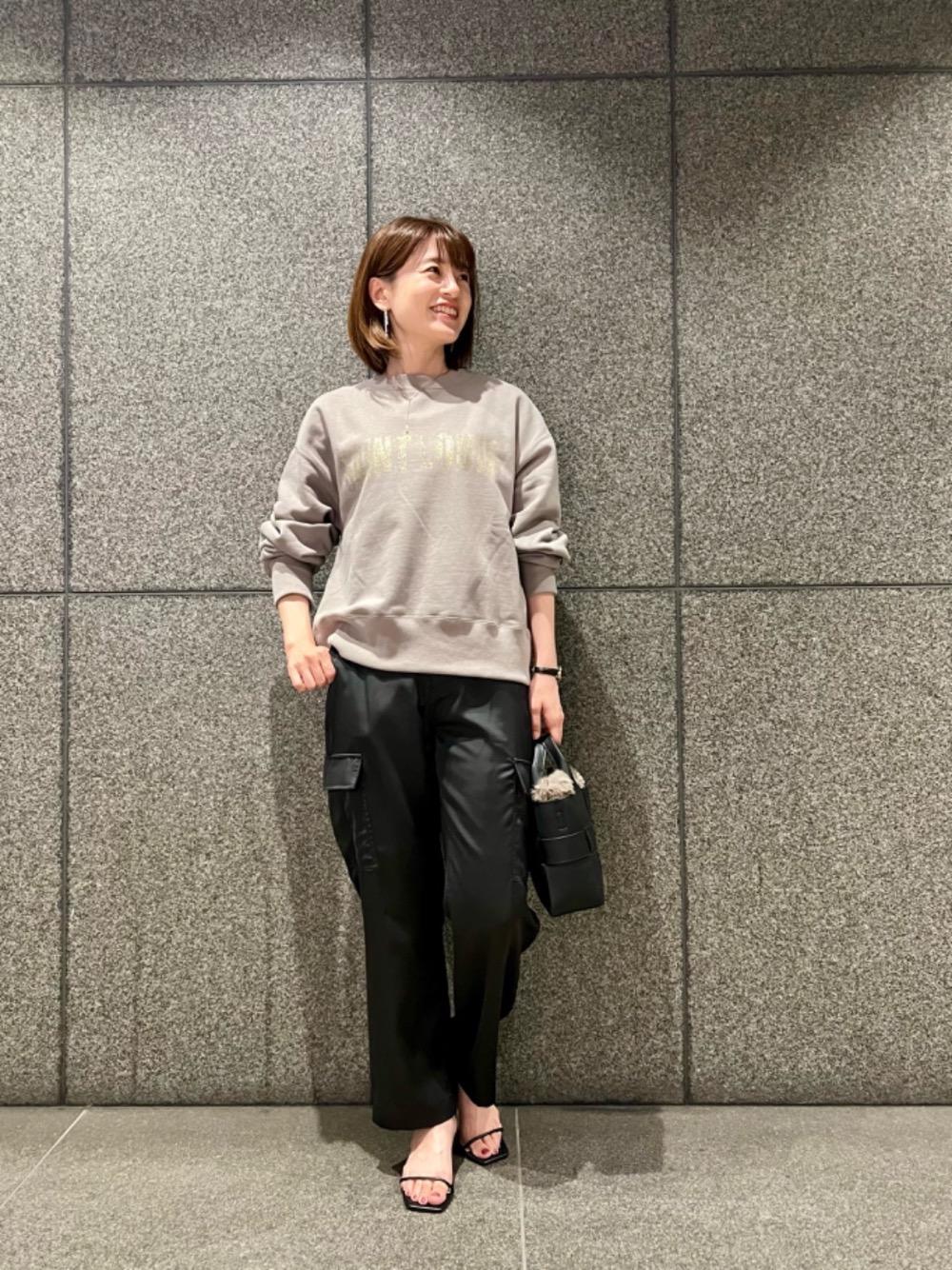 30代/161cm/骨格ウェーブ/普段サイズ36〜38/着用サイズ38
【ハクプリントロゴスウェット】
サイズ感:コンパクトなリサイズで、ボリュームボトムにも合わせやすい丈感です。
素材感:程よい厚さで、重ね着もしやすいです。
着用感:箔プリントのロゴがアクセントでかわいいです。
着用サイズ36
【サテンカーゴパンツ】
サイズ感:太めのストレートシルエットで、ヒップラインを拾わずに着ていただけます。
素材感:サテン素材で程よい光沢があります。
着用感:全体的にゆったりしていて、カジュアル過ぎないコーデにも使えます。