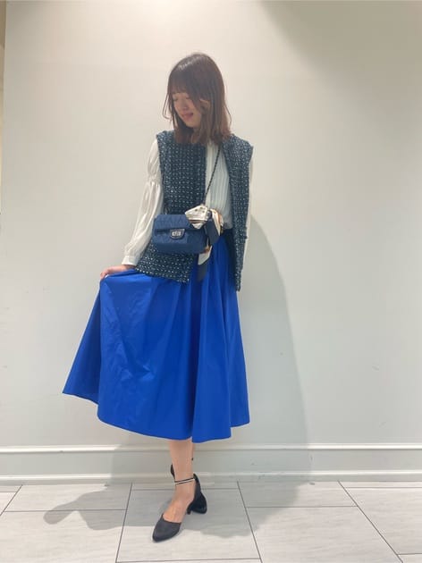 ジレ▼
高級感のあるファンシーツイードのジレは、ラメ感もあり、羽織るだけでとっても華やかな印象になります✨️
ツイードは重たいイメージがありますが、このジレはとっても軽くて着やすい😳
コーディネートをより華やかにしてくれるアイテムです💓

ブラウス▼
袖のデザインが特徴的なブラウスです🥰
途中にシャーリングが入っていますが、締め付け感は全然ありません！
フロントのタックやパールボタンがアクセントになっています💓
落ち感もありスッキリしているので、ジャケットのインナーにも最適です☺️

スカート▼
分量感が多いのにとっても軽い😳
生地はツヤ感があり上品です🥰
ウエストベルトが太めなので、スタイルアップして見えます✨️
後ろはゴムが入っているので、楽に履いていただけます！😊