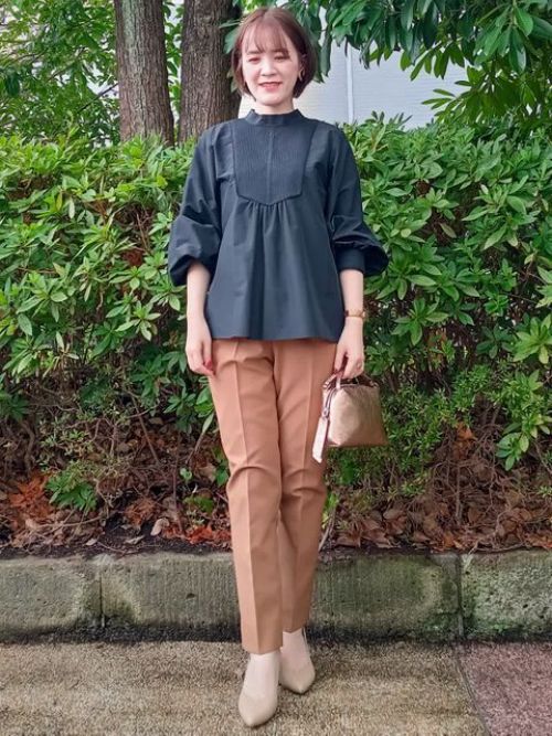 【着用サイズ】ブラウス：9号　パンツ：7号 
【着用カラー】ブラウス：ブラック　パンツ：キャメル　バッグ：ゴールド 
通勤やお出かけに、秋カラーコーデ。ブラウスはふんわりシルエットながらハリのある素材できちんと感があり、美脚パンツと合わせるとメリハリのある印象に。

玉川高島屋SC　MODEL:H157cm