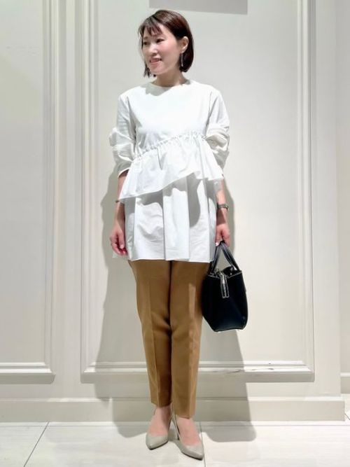 【着用サイズ】カットソー: 7号　パンツ: 5号　
【着用カラー】カットソー : オフホワイト　パンツ : キャメル　バッグ : ブラック　
1枚で着映えするデザインカットソーが主役　通勤スタイルです。大人にも似合う上品なフリル付きトップスは腰まわりのカバーにも◎ 体のラインが響きにくい、程よい生地の厚みに安心感があります。定番のテーパードパンツは秋色に変えて秋の雰囲気に。

玉川高島屋SC　MODEL:H153cm