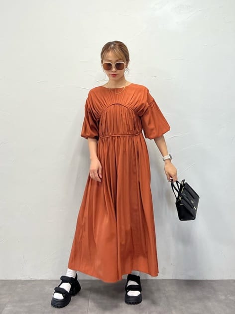 ［one-piece］
前後2wayで着回しできるワンピース
着方で全然イメージが変わります。
袖口がゴムなのでお袖をまくってボリューム出して着るのも可愛い！
裏地なしでサラッと着れます。

［shoes］
厚底サンダルにソックス合わせが可愛い！
厚底なのでスタイルも良く見えます。