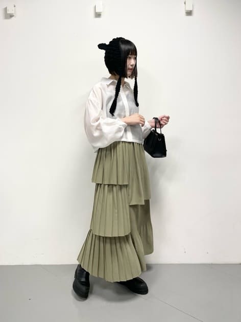 ◾︎ショートシャツ
イン不要の短い丈は脚長効果あり
前後のパイピングが良アクセント
シアーなので透けます、インナーで工夫を

◾︎ティアードスカート
薄手のテロテロ素材で軽い
ウエスト総ゴムでかなり楽
腰でくるくる回して好きな角度で着られます