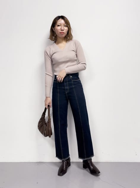 ●ニット
Vネックのラインが開きすぎず絶妙♡
シンプルなので様々なスカートやパンツ、アウターに合わせやすそう◎
1枚あると重宝する万能ニットです☕️

●パンツ
ハイウエストなのでスタイルアップ効果あり✨
裾のフリンジも周りと差がつくポイント🔎
ダークネイビーは縫い目がイエローになっていて程よく映えます👏