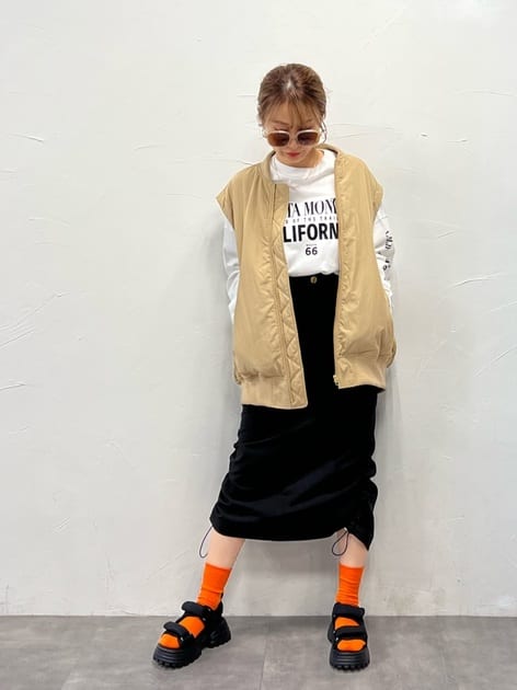 ［outer］
今年の一押しアウター
お袖が取り外し出来るので着回し抜群！
ざっくり、ゆったりとオシャレ度アップ。
秋から冬に向けて着回し放題！

［tops］
今からの時期に大活躍できるロンT
ロゴが可愛い！
身頃部分だけじゃなく、袖にもロゴがあるのがポイント！
袖口と首元のスリットもオシャレ度アップ！

［skirt］
トレンドのカーゴスカート
裾のドロストはお好みで！
・ウエストゴム、裏地無し

［shoes］
厚底サンダルはカラーソックス合わせがおすすめ！
サンダルでも、秋に向けても大活躍！