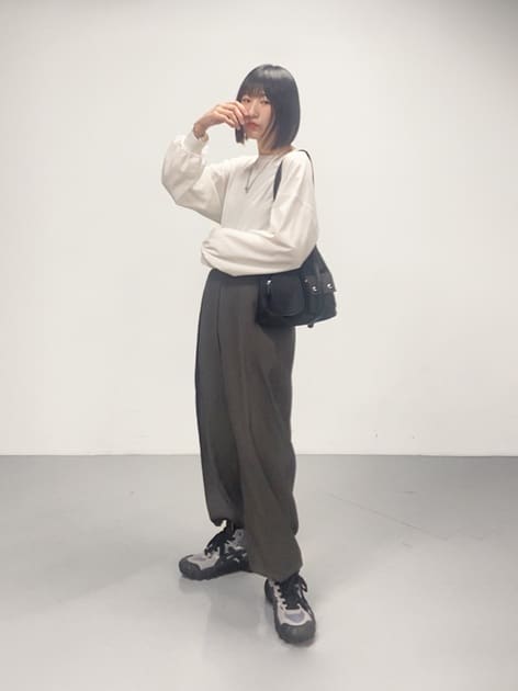 ◾︎ロンT
前は無地だからネックレスが映える
サイズ感が大きすぎないから使いやすい
シンプルイズベスト！

◾︎スラックス
柔らかくてとろんとしてる
ファスナーなし。内と外にあるボタンで着脱
タックと太めのウエスト部分がマニッシュ
