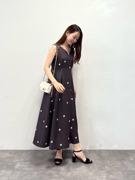 ランダムドットがかわいいワンピース✨
ホワイト　→   黒ドット
チャコールグレー　→   ピンクドット
ブラック系その他　→   ベージュドット
になります。

ウエストタックで美シルエット❤️