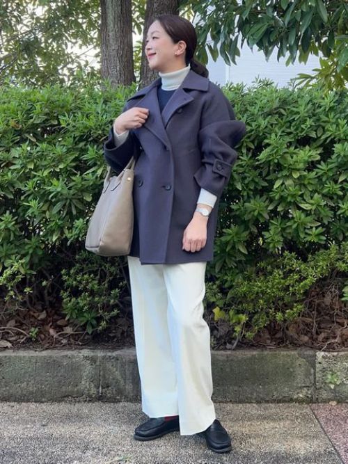 【着用サイズ】コート：9号　ニット：9号　パンツ：9号
【着用カラー】コート：ミディアムグレー　ニット：ネイビー　パンツ：オフホワイト　
秋から冬にかけての通勤コーディネートです。熱がこもらず自然な暖かさが魅力の薄手のタートルニットはオフィスでも重宝間違いなしのアイテム。骨格ストレートの方は首がすっきり見えるよう、タートルはきちんと折り返して着るのがお勧め。ウェーブの方は折り返さずくしゅくしゅっと。ナチュラルさんはタートルネックが得意◎です。

玉川高島屋SC　MODEL:H164cm