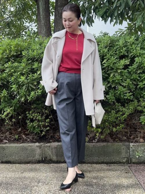 【着用サイズ】コート：9号　ニット：9号　パンツ：9号
【着用カラー】コート：オフホワイト　ニット：チェリーピンク　パンツ：ミディアムグレー　
秋の通勤コーディネート。朝、少し肌寒さを感じたら即戦力になるショートコート。柔らかさと軽さが自慢です。優しい印象のオフホワイトのコートには、差し色で明るい色を取り入れるのもお勧めです。

玉川高島屋SC　MODEL:H164cm