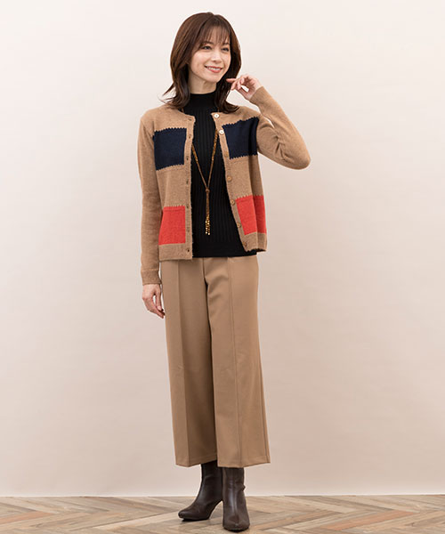 秋に着たいキャメルカラーのスタイリング。黒のインナーを合わせることでメリハリのある印象に！